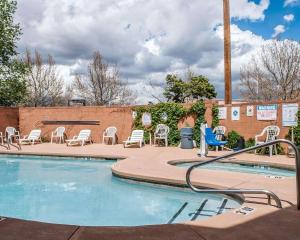 Econo Lodge Inn & Suites 내부 또는 인근 수영장
