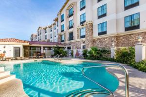 المسبح في Comfort Inn & Suites Henderson - Las Vegas أو بالجوار