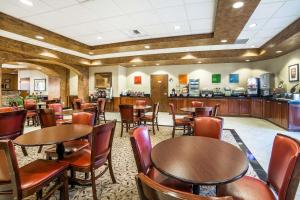 a restaurant with tables and chairs and a bar at Comfort Inn & Suites Henderson - Las Vegas in Las Vegas