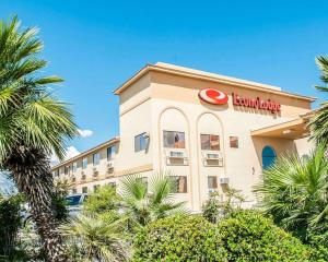 un edificio de hotel con un cartel kryptoniano en él en Econo Lodge Las Cruces University Area, en Las Cruces