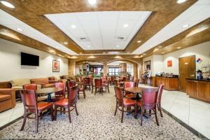 um restaurante com mesas e cadeiras e um bar em Comfort Inn & Suites Henderson - Las Vegas em Las Vegas