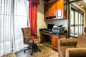a room with a desk with a computer and a chair at Comfort Inn & Suites Henderson - Las Vegas in Las Vegas