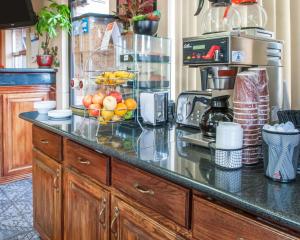 a kitchen counter with a bowl of fruit on it at Econo Lodge Hobbs in Hobbs