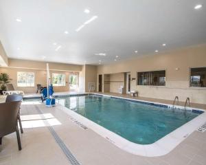 - une grande piscine dans une chambre d'hôtel dans l'établissement Comfort Inn, à Saugerties