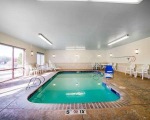 a pool in a large room with chairs and a table at Comfort Suites Fernley in Fernley