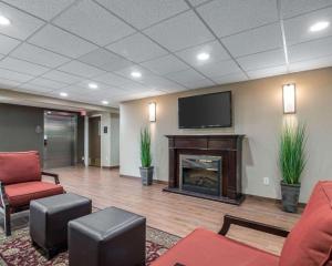 a lobby with a fireplace and a flat screen tv at Comfort Inn Saugerties in Saugerties