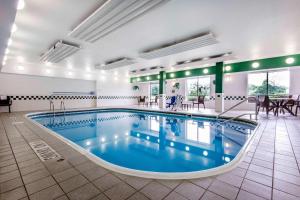 una piscina en medio de una habitación de hotel en Comfort Suites Rochester Henrietta University Area, en Henrietta