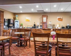 Restoran või mõni muu söögikoht majutusasutuses Quality Inn Buffalo Airport