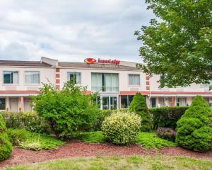 a hotel with bushes in front of a building at Econo Lodge Elmira-Corning in Elmira
