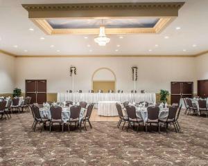 una sala banchetti con tavoli e sedie di Quality Inn - Niagara Falls Blvd a Niagara Falls Altre 31 foto