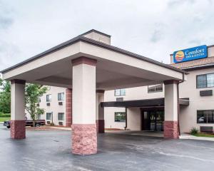 a front view of a hotel building at Comfort Inn & Suites Hamburg - Buffalo South in Hamburg