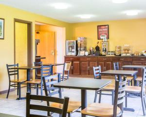 une salle à manger avec des tables et des chaises dans un restaurant dans l'établissement Econo Lodge Massena Hwy 37, à Massena