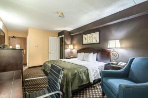 Un pat sau paturi într-o cameră la Quality Inn Ithaca - University Area