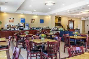 ห้องอาหารหรือที่รับประทานอาหารของ Comfort Inn & Suites LaGuardia Airport