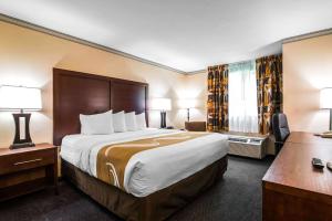 Postel nebo postele na pokoji v ubytování Quality Inn Cortland - University Area