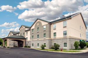 een weergave van een hotel met een parkeerplaats bij Quality Inn & Suites Fishkill South near I-84 in Fishkill