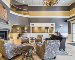 a living room with chairs and a fireplace at Park Manor Hotel in Clifton Park