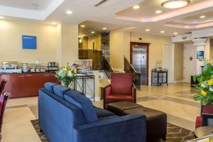 Лобі або стійка реєстрації в Comfort Inn & Suites LaGuardia Airport