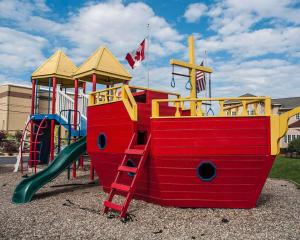 un parque infantil con un tobogán y un tobogán en Econo Lodge at the Falls North en Niagara Falls