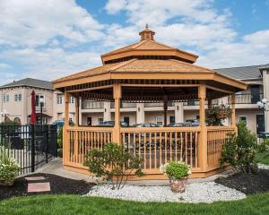 a wooden gazebo in front of a building at Econo Lodge at the Falls North in Niagara Falls