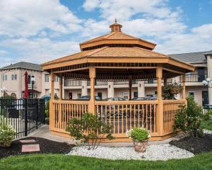 cenador de madera frente a un edificio en Econo Lodge at the Falls North, en Niagara Falls