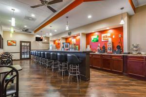 Ο χώρος του lounge ή του μπαρ στο Quality Inn Schenectady - Albany