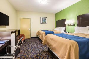 Tempat tidur dalam kamar di Rodeway Inn and Suites Ithaca