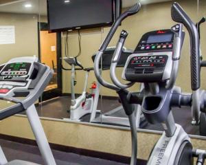 Fitness centrum a/nebo fitness zařízení v ubytování Rodeway Inn Bronx Zoo + 20 fotografií