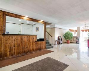 a large lobby with a large mirror on the wall at Kingston Motel in Kingston