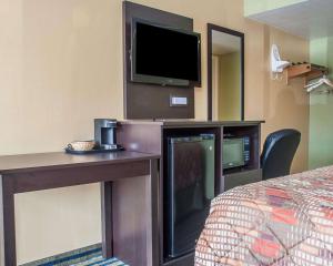 TV a/nebo společenská místnost v ubytování Amherst Inn & Suites