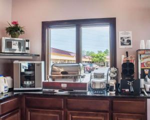 Kuchyň nebo kuchyňský kout v ubytování Amherst Inn & Suites