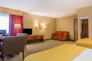 Quality Inn Hyde Park Poughkeepsie North tesisinde bir oturma alanı