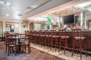 un bar en un restaurante con un montón de sillas en Quality Inn & Suites Palm Island Indoor Waterpark, en Batavia
