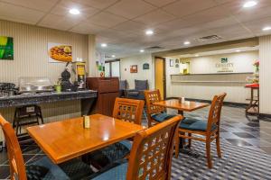 Kuchyň nebo kuchyňský kout v ubytování Quality Inn Hyde Park - Poughkeepsie North