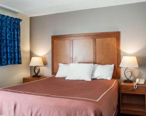 Ліжко або ліжка в номері Castle Inn & Suites Niagara Falls