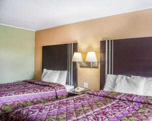 Postel nebo postele na pokoji v ubytování Amherst Inn & Suites + 6 fotografií