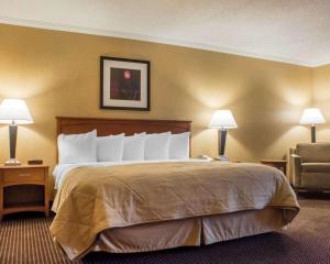 מיטה או מיטות בחדר ב-Clarion Hotel & Suites Riverfront Oswego