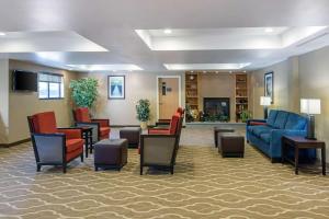 vestíbulo con sofás, sillas y chimenea en Comfort Inn & Suites Milford - Cooperstown, en Cooperstown