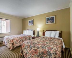 Säng eller sängar i ett rum på Kingston Motel