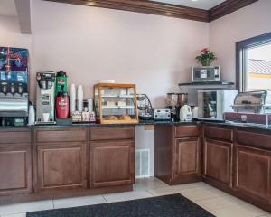 Kuchyň nebo kuchyňský kout v ubytování Amherst Inn & Suites