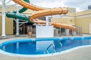 Kolam renang di atau di dekat Quality Inn & Suites Palm Island Indoor Waterpark