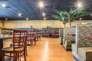 Restoran ili neka druga zalogajnica u objektu Quality Inn & Suites Palm Island Indoor Waterpark