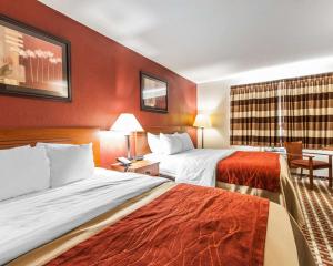 Dos camas en una habitación de hotel con paredes rojas. en Quality Inn Seaman, en Seaman