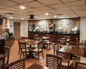 Restoran ili drugo mesto za obedovanje u objektu Sleep Inn & Suites Buffalo Airport
