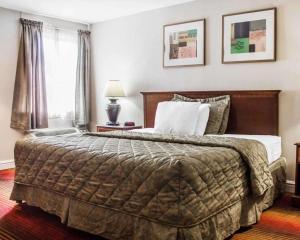 a bedroom with a large bed and a window at Rodeway Inn Huntington Station - Melville in Huntington