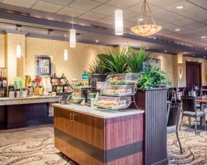 un comptoir de nourriture dans un restaurant avec un buffet dans l'établissement Clarion Hotel & Suites Riverfront, à Oswego