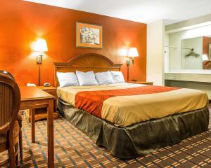 Katil atau katil-katil dalam bilik di Rodeway Inn Montpelier