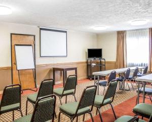 una sala de conferencias con mesas, sillas y una pizarra en Quality Inn, en Elyria