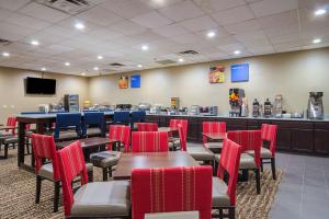 un restaurante con mesas y sillas y un bar en Comfort Inn Downtown, en Cleveland