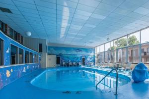 a large swimming pool in a large building at Rodeway Inn Sandusky North in Sandusky